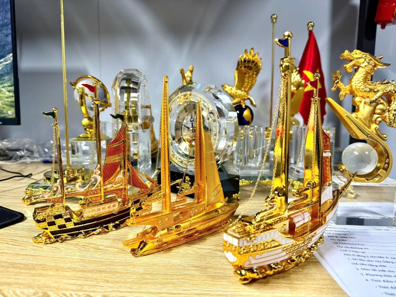 Mô hình thuyền buồm mạ vàng MC0010