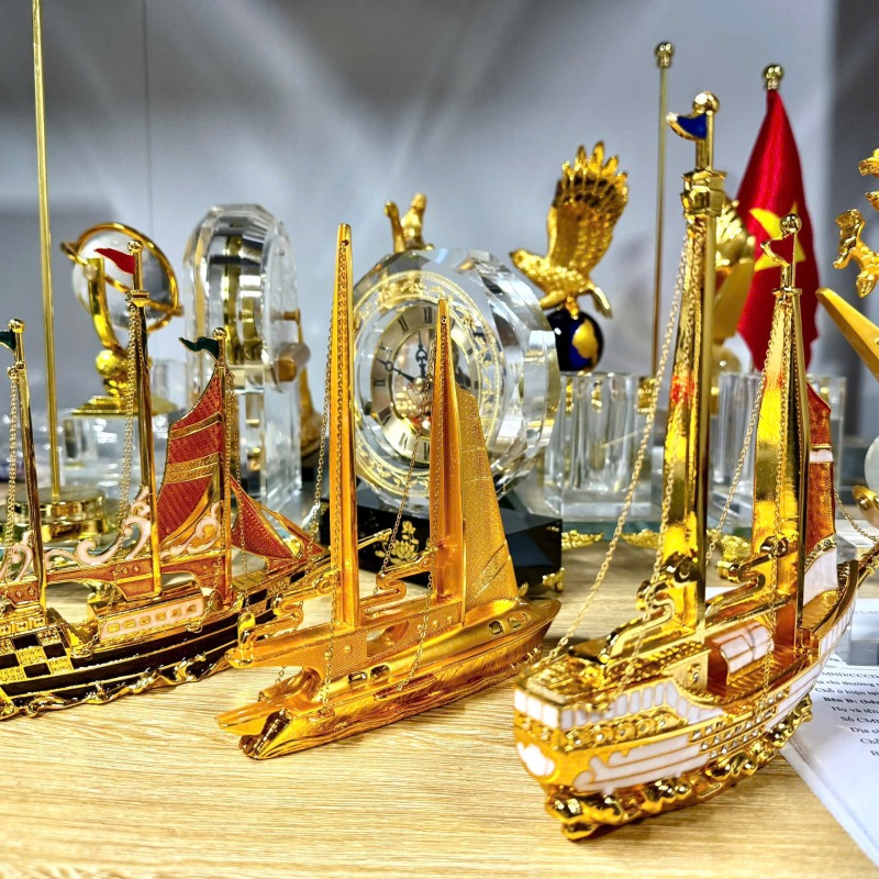 Mô hình thuyền buồm mạ vàng MC0010